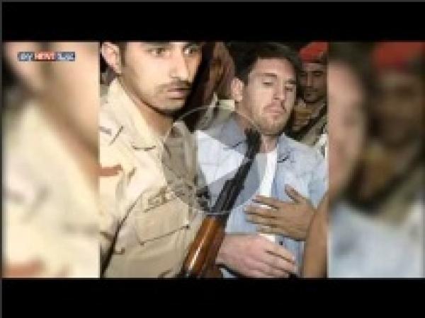 ميسي في السعودية حول رقبته بندقية