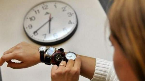 الهواتف النقالة تربك المواطنين و تضيف ساعة أخرى إلى التوقيت الرسمي للمغرب