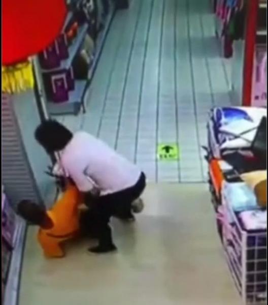 بالفيديو: رجل يقتل طفله بالخطأ بعدما سقط فوقه