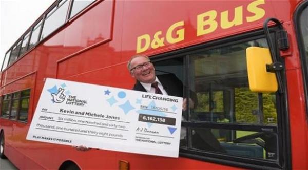 سائق حافلة يربح الملايين.. ويذهب للعمل في اليوم التالي