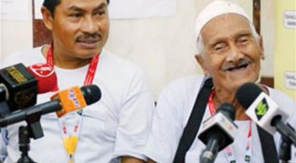 ماليزي تسعيني يحقق حلم الحج للمرة الأولى