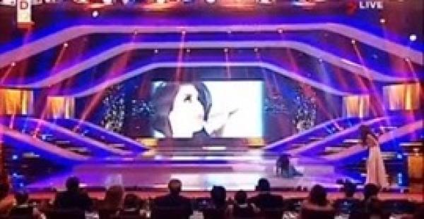 بالفيديو.. شاهد سقوط ملكة جمال لبنان على المسرح