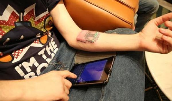 يزرع جهاز كمبيوتر في ذراعه.... حباً بالتكنولوجيا