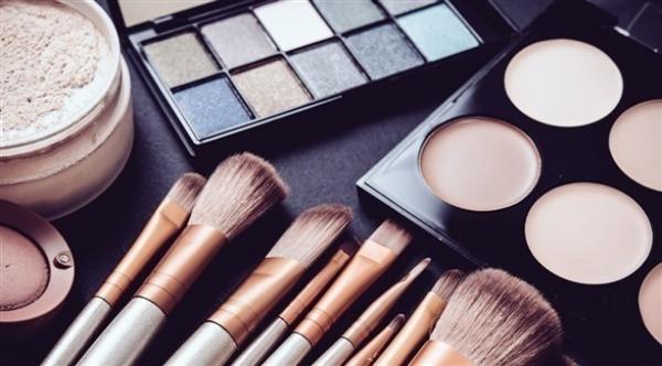 هل تؤثر مستحضرات التجميل على الهرمونات؟