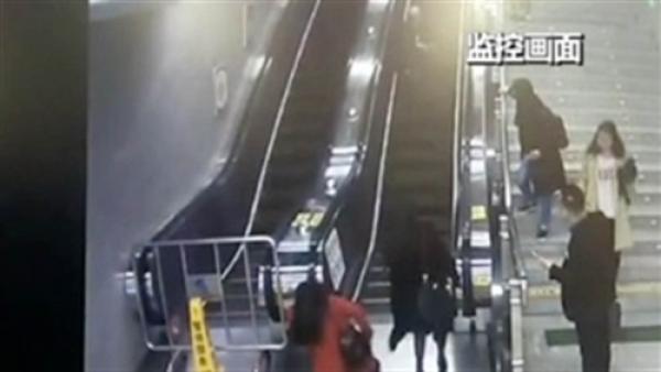 بالفيديو.. سيدة تنقذ عجوزا من سقوط قاتل على سلم كهربائي