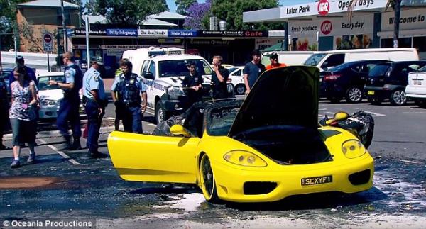 بالفيديو: تحترق سيارته فيراري ويتعرض للسرقة في وقت واحد