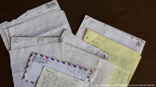 رسائل عاطفية لأوباما الشاب تظهر إلى العلن