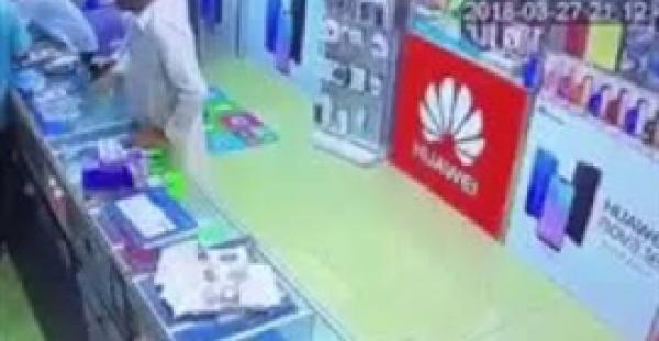 نهاية غير متوقعة لـ 4 لصوص أغبياء لحظة سرقتهم محل هواتف (فيديو)