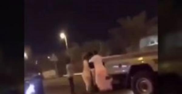 بالفيديو.. مشاجرة عنيفة بين مجموعة من الشباب في أحد الطرق بالسعودية