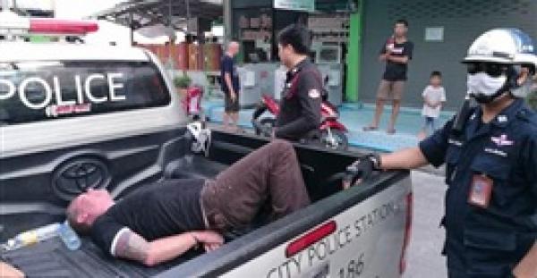 بالفيديو والصور.. سائح يعتدي على عاملات متجر ويسرقه