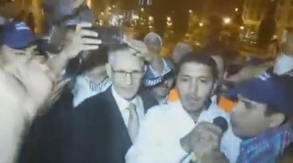 سـابقة.. الوزير الداودي يخرج في احتجاجات عمال "سنطرال" أمام البرلمان (فيديو)