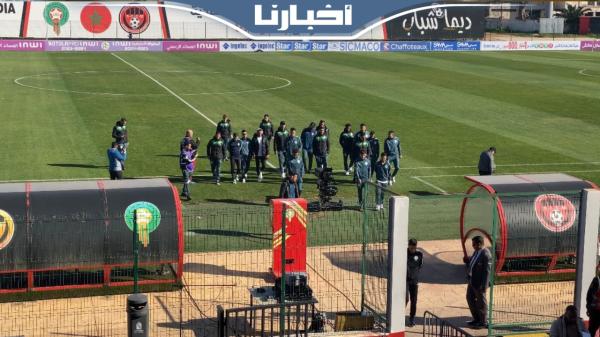 لاعبو الرجاء يتفقدون أرضية الملعب قبل مواجهة الوداد