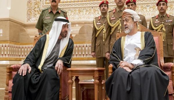 لماذا رفض سلطان عمان الجديد مصافحة ولي عهد أبو ظبي (فيديو)