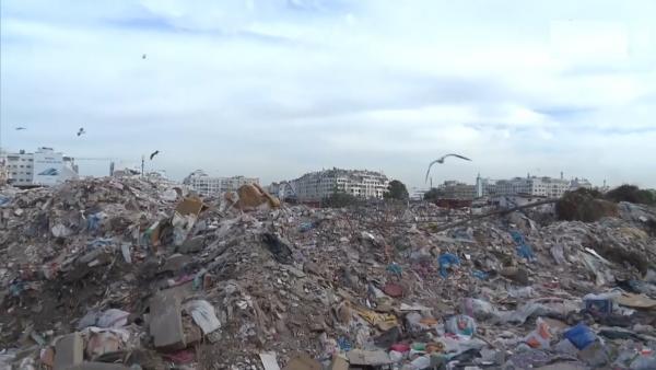 مخلفات البناء تحول البيضاء إلى مدينة "تحت الأنقاض"