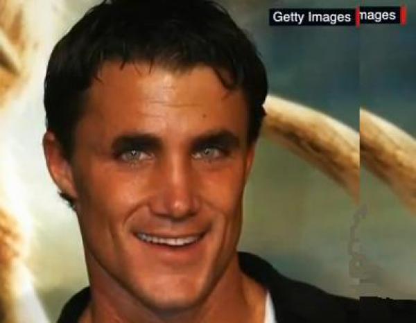 بالفيديو .. قطار يدهس مقدم برامج رياضية خلال التصوير!