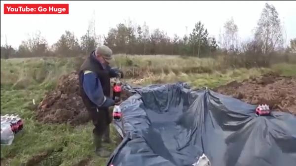 بالفيديو: شاهد كيف حاول هذا الرجل التخلص من الصدأ في سيارته