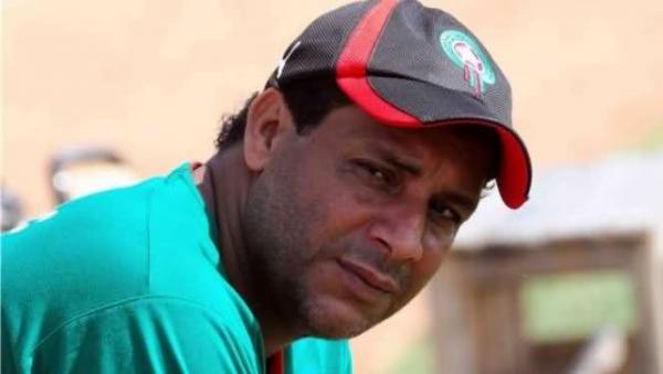 مصطفى الحداوي يتشابك بالأيدي مع جماهير فاسية