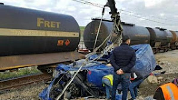 مقتل 6 أشخاص وإصابة 14 آخرين في حادث اصطدام قطار وسيارة لنقل المستخدمين