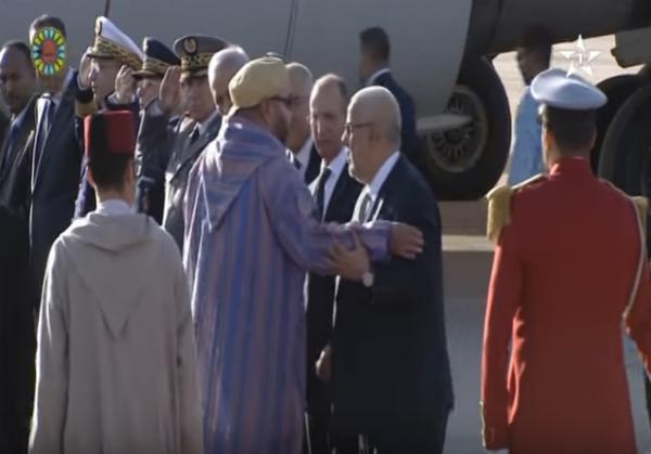 لقطة اليوم : بنكيران يوقف الملك محمد السادس للتحدث معه قبل مغادرته أرض الوطن