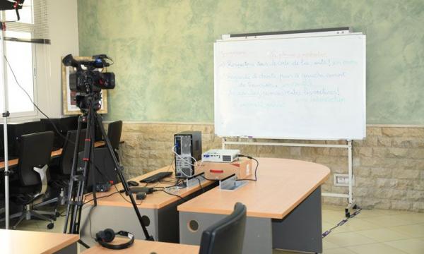 نمودج من العدة التي يطالب الأساتذة بتوفيرها لكل قسم من أجل إنجاح التعليم عن بعد