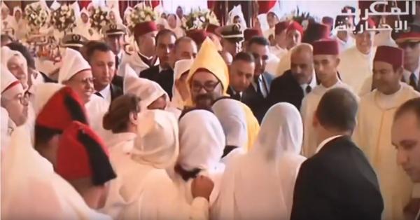 برلمانيون يتدافعون لتقبيل يد الملك