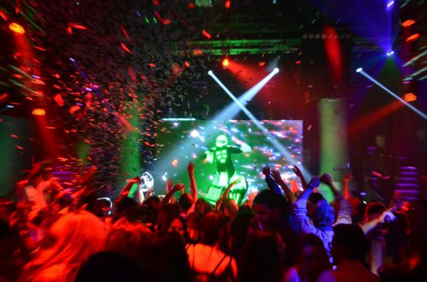 أرباب المطاعم والملاهي بمراكش يطالبون بتمديد ساعات عملهم