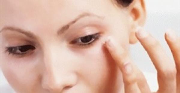 بالفيديو.. 4 طرق للتخلص من الانتفاخات حول العين
