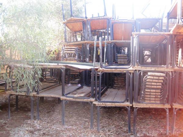 تجهيزات مدرسية عرضة للضياع