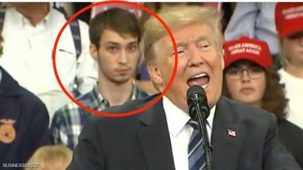 "الشاب الواقف" وراء ترامب يخطف الأضواء.. وعقاب صاعق