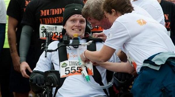 معوّق ينهي سباق تحمل على كرسي متحرك يتحكم به بذقنه