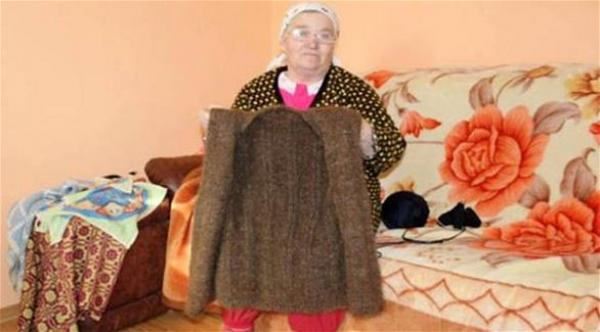 بالصور: لن تصدق ممَ حاكت هذه المرأة سترتها