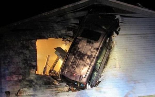 سائق متهور يخترق غرفة نوم شخصين بعد انحراف سيارته