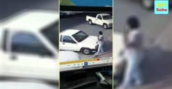 بالفيديو.. لص يفشل في سرقة سيارة بالسعودية