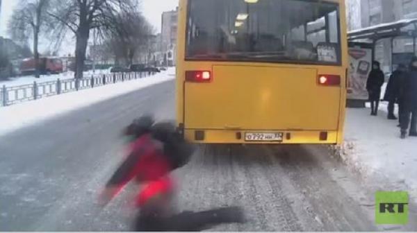 شاب ينجو باعجوبة من حادث دهس في روسيا