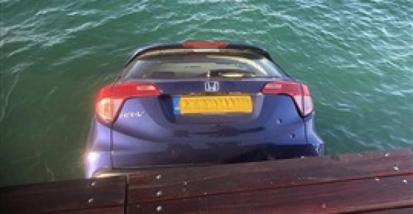 لحظة سقوط سيارة تنتظر باخرة نقل في المياه (فيديو )
