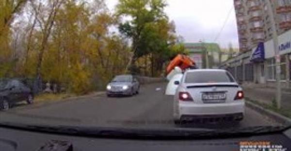 بالفيديو.. حفرة تظهر فجأة بالشارع تبتلع خلاط خرسانة في مشهد مروع