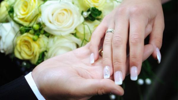 للراغبين بالزواج .. موقع على الأنترنت يقدم 10 الآف دولار للعروسين لكن بشرط .. !