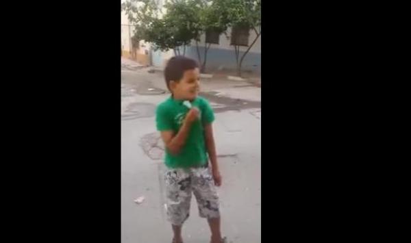 طفل إمزورن يسخر من استدعاء الشرطة : راه عندي غير 6 سنين وا نوضوا تروحو