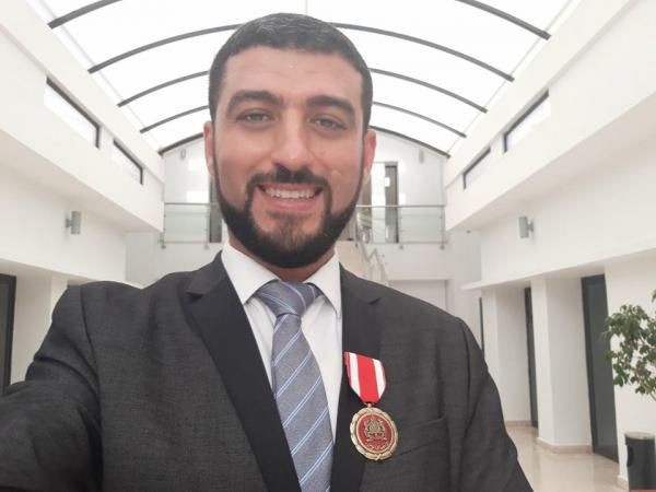 الملك يُوشح أستاذ "ميكي ماوس" بوسام الاستحقاق الوطني (صور)