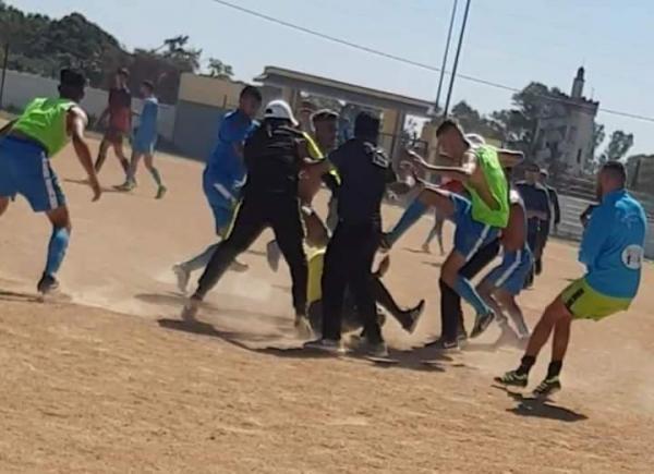 حولوه الى كرة قدم..اعتداء وحشي على حكم في مباراة بين فريقين مغربيين (صور)