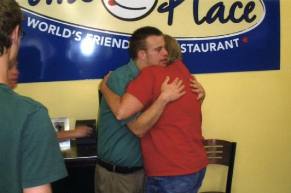 أول مطعم بالعالم يعانق عماله الزبائن بعد الوجبات