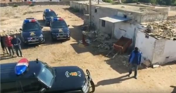 لحظة مداهمة كوموندو أمني لمنزل إرهابي خطير بدار بوعزة