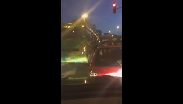 طوبيس في ضو الاحمر وناس معلقين وحارك ضوء