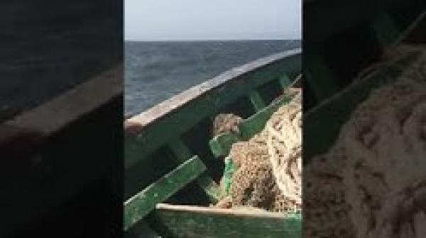 إنقاذ قارب من الغرق بسواحل بوجدور