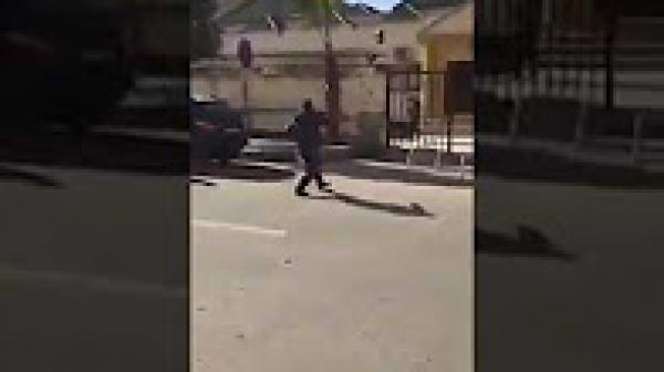 مواطن في سطات يهدد بالإنتحار و يسكب البنزين على نفسه ويصرخ : وا الملك راه قتلونا