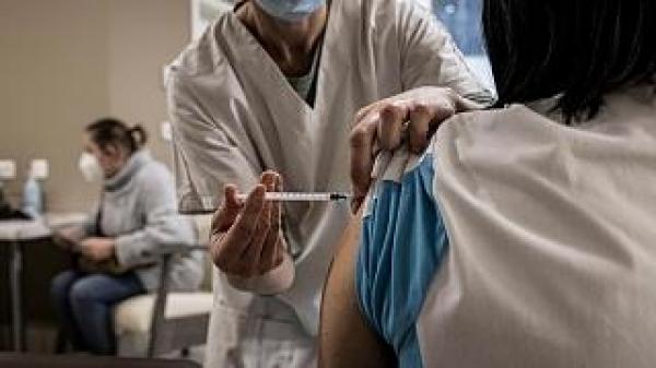 ترك مركز للتلقيح ضد كوفيد فارغا يقود ممرضة للتوقيف