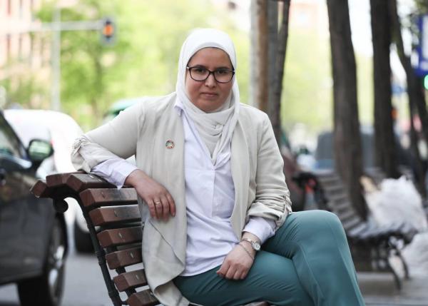 من تكون المغربية المُحجبة التي أشرفت على زواج سحاقيات بإسبانيا؟