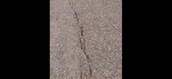 بالفيديو: الأمطار تفضح الغش بطريق لم يمر على تزفيتها 3 أشهر بضواحي الفقيه بن صالح