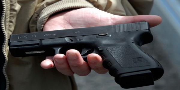 مهاجر مغربي يزرع الرعب في نفوس سكان حيه نواحي سطات بواسطة "مسدس"