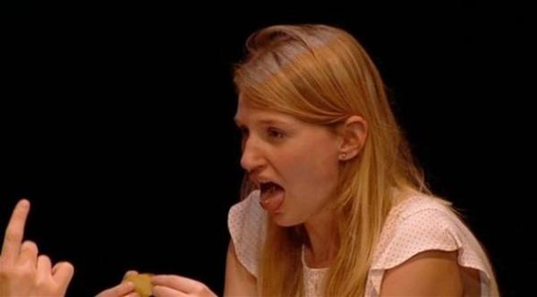 بالفيديو: ساحر ينوم امرأة مغناطيسياً ويقنعها بتناول الزجاج